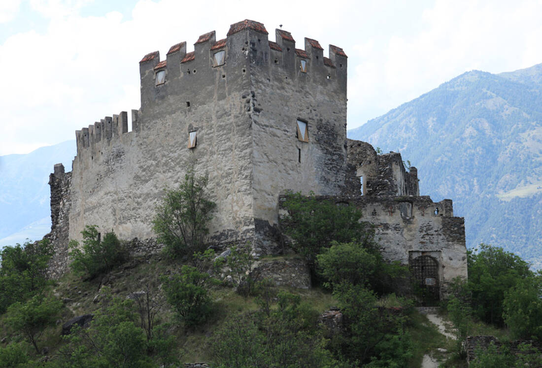 Obermontani castle ruins in Morter near Laces