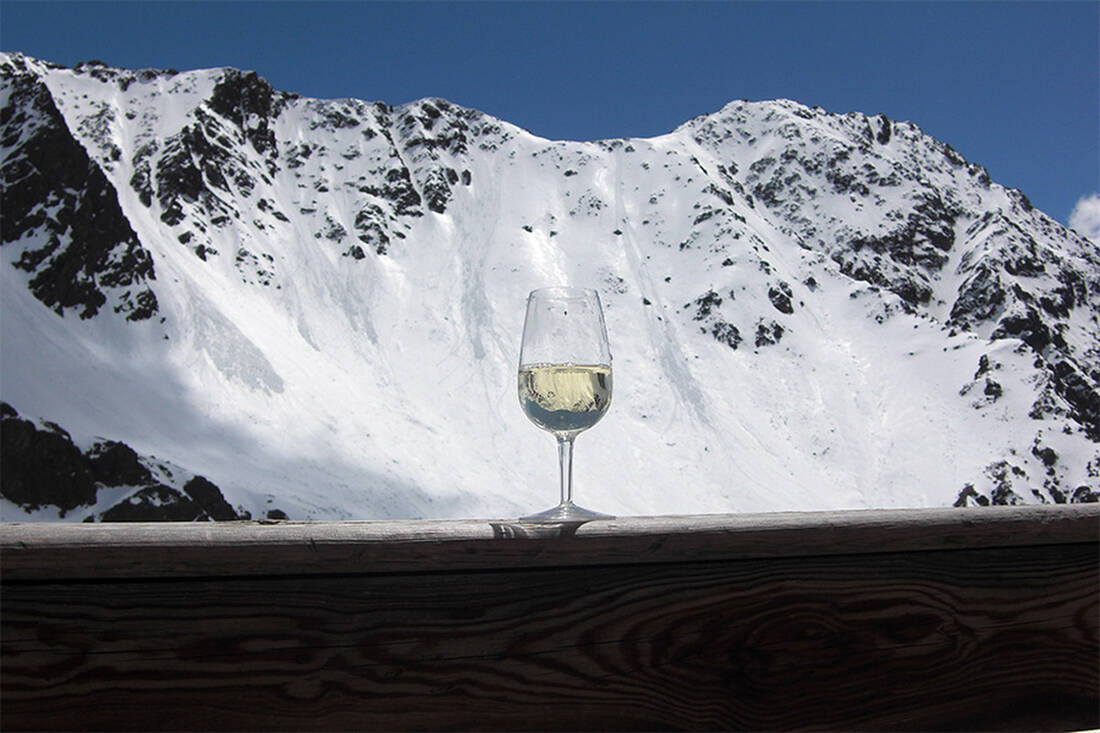 A glass of sparkling wine at the Oberettes Hut?
