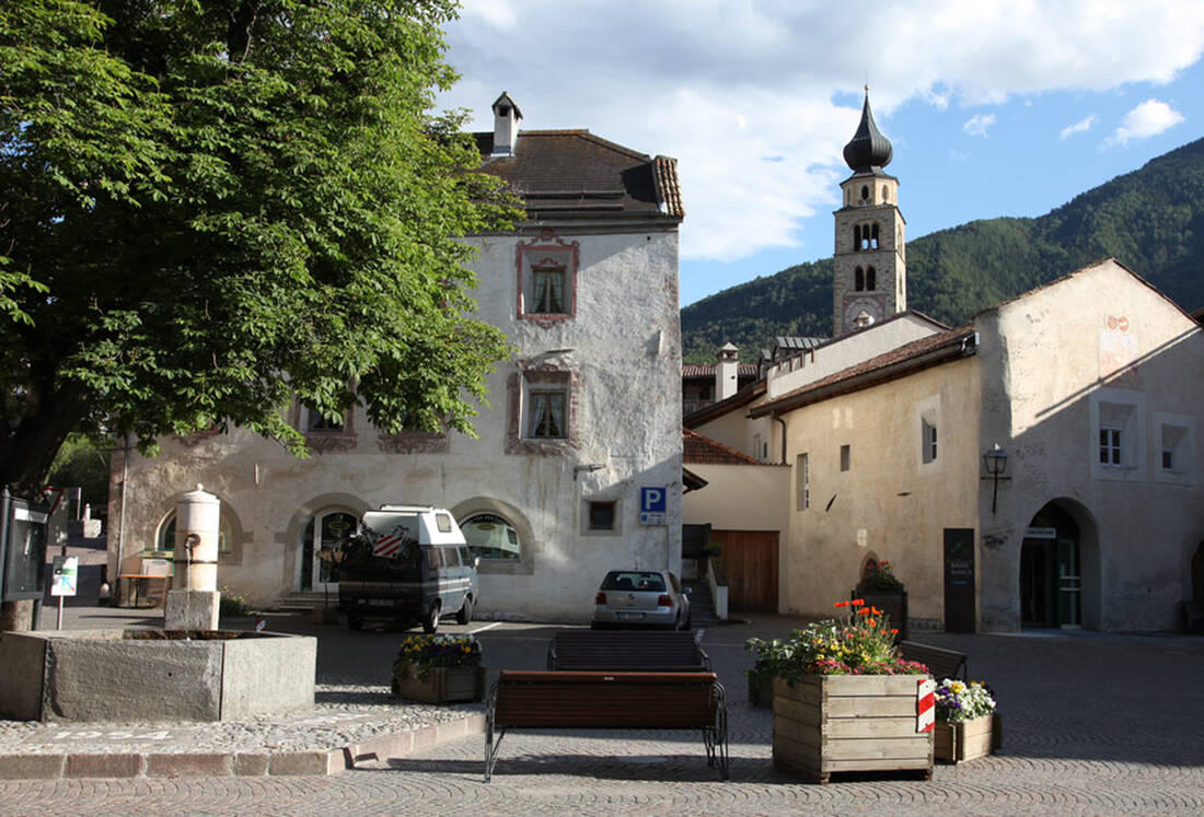 Glorenza Village Square