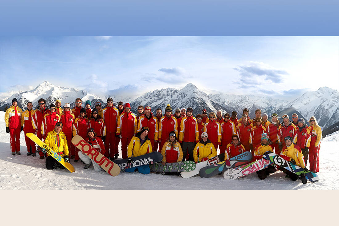 Group photo of the Mayrhofen ski school - Ski school of the year 2012 at Skirea