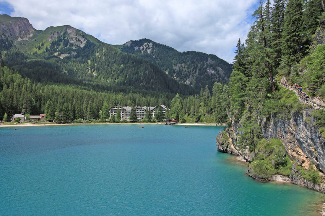 Pragser Wildsee (1496m) - Lake circuit with hotel and church