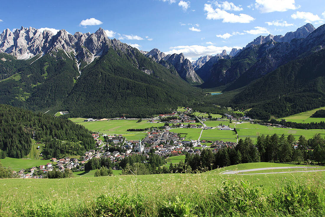 Dobbiaco (1256m) with Dolomites panorama