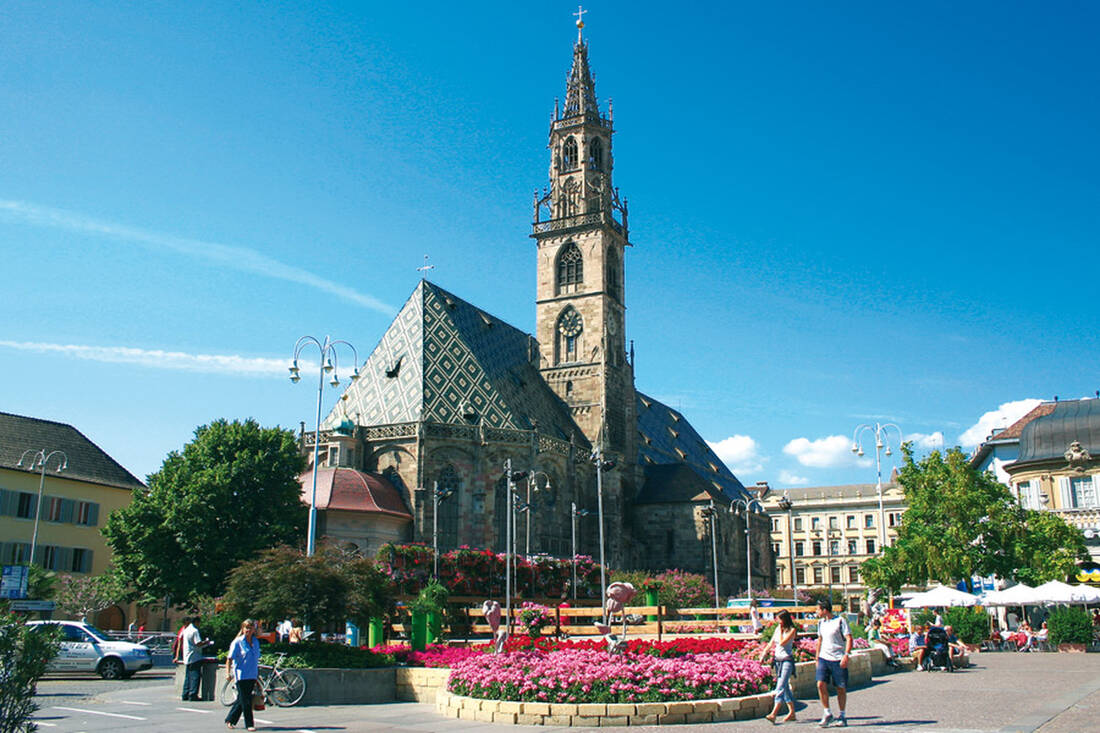 Waltherplatz with parish church in Bolzano