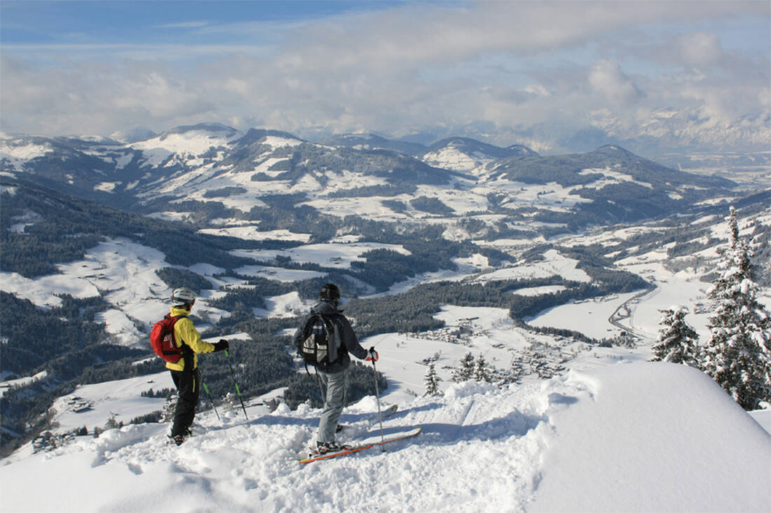 Two freeriders before descending into the Brixental