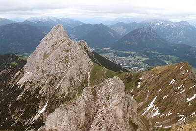 Gehrenspitze (2,163 m) in the background Reutte