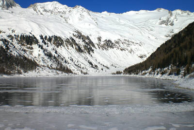 Lake Neves in winter