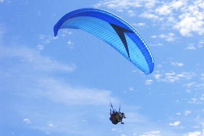 Tandem paraglider