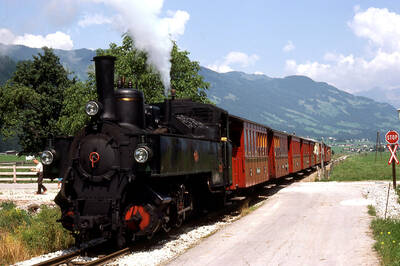 Tourist train of the Zillertal Railway with locomotive 3 